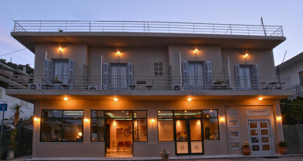 Leonidaion Guesthouse 올림피아 외부 사진 The hotel at night
