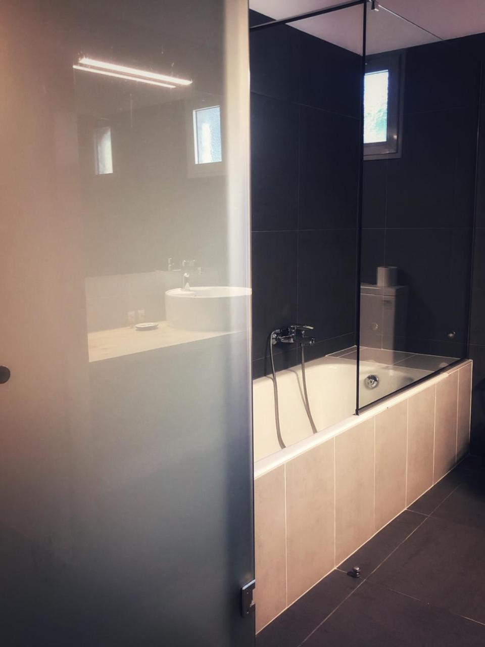 Leonidaion Guesthouse 올림피아 외부 사진 A shower screen