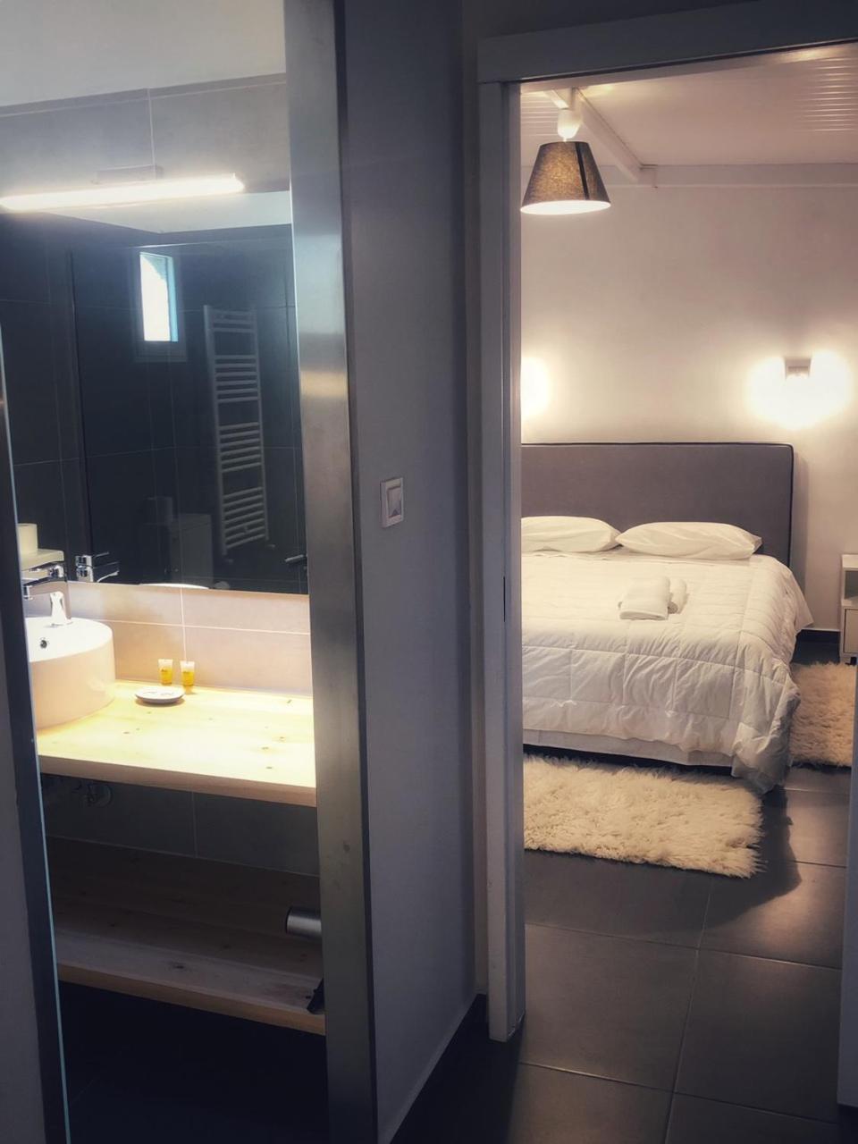 Leonidaion Guesthouse 올림피아 외부 사진 A room at the hotel